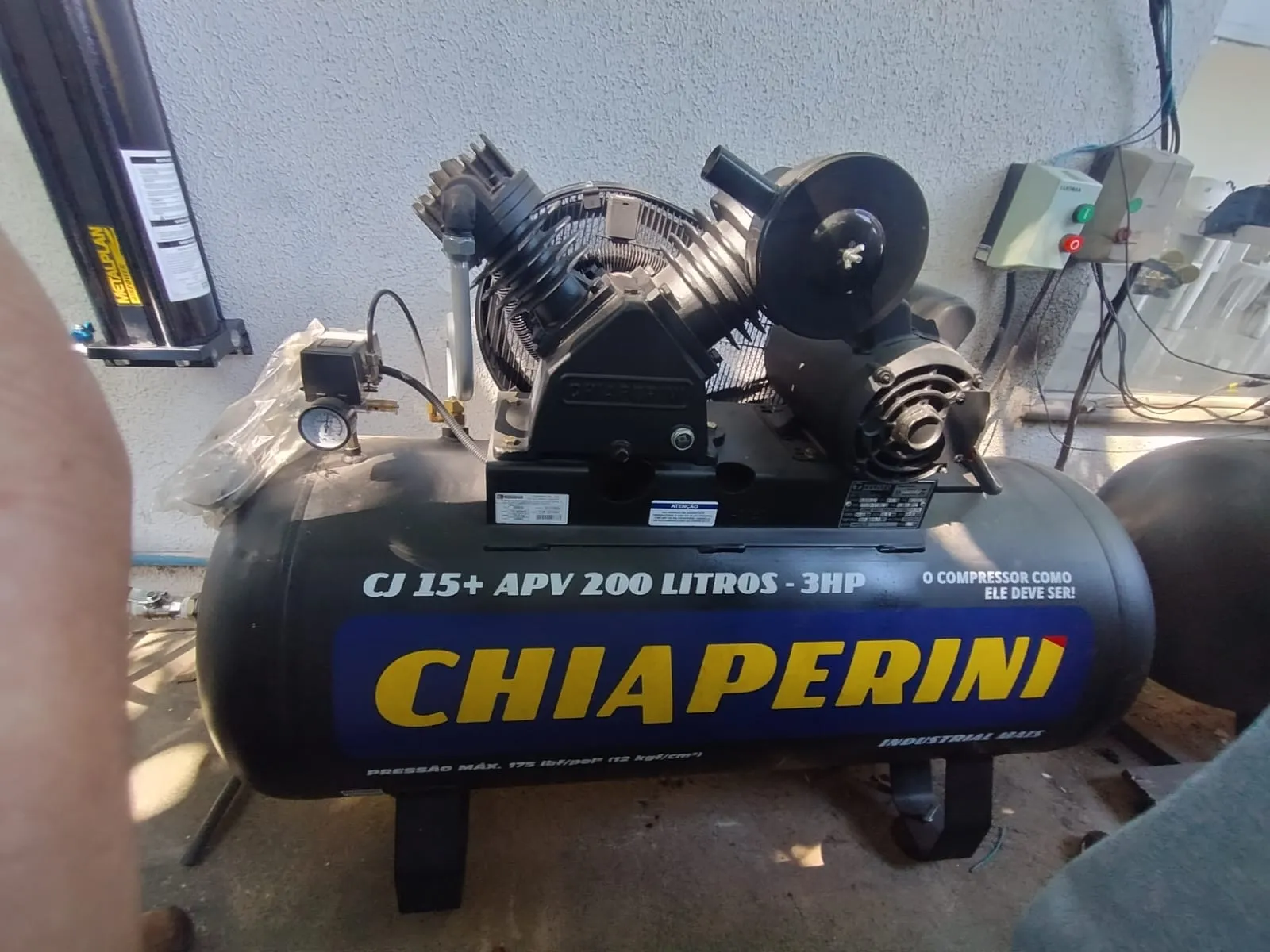 Tanque de armazenamento pressurizado com válvulas de alívio